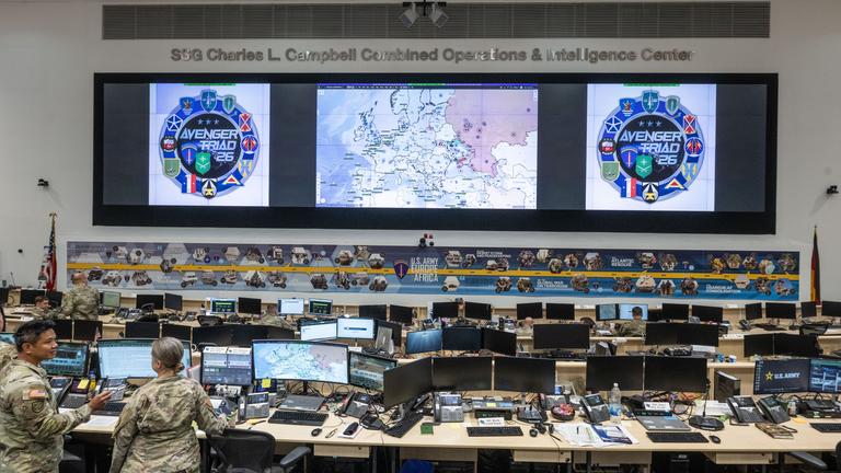Soldaten unterschiedlicher Nationen arbeiten im Mission Command-Center in der Clay-Kaserne in Wiesbaden an Monitoren bei der NATO-Übung Avenger Triad 26.