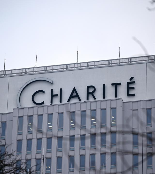 ARCHIV - 04.02.2026, Berlin: Das Gebäude der Charité in Berlin-Mitte. Der Schriftzug ist am Hauptgebäude.