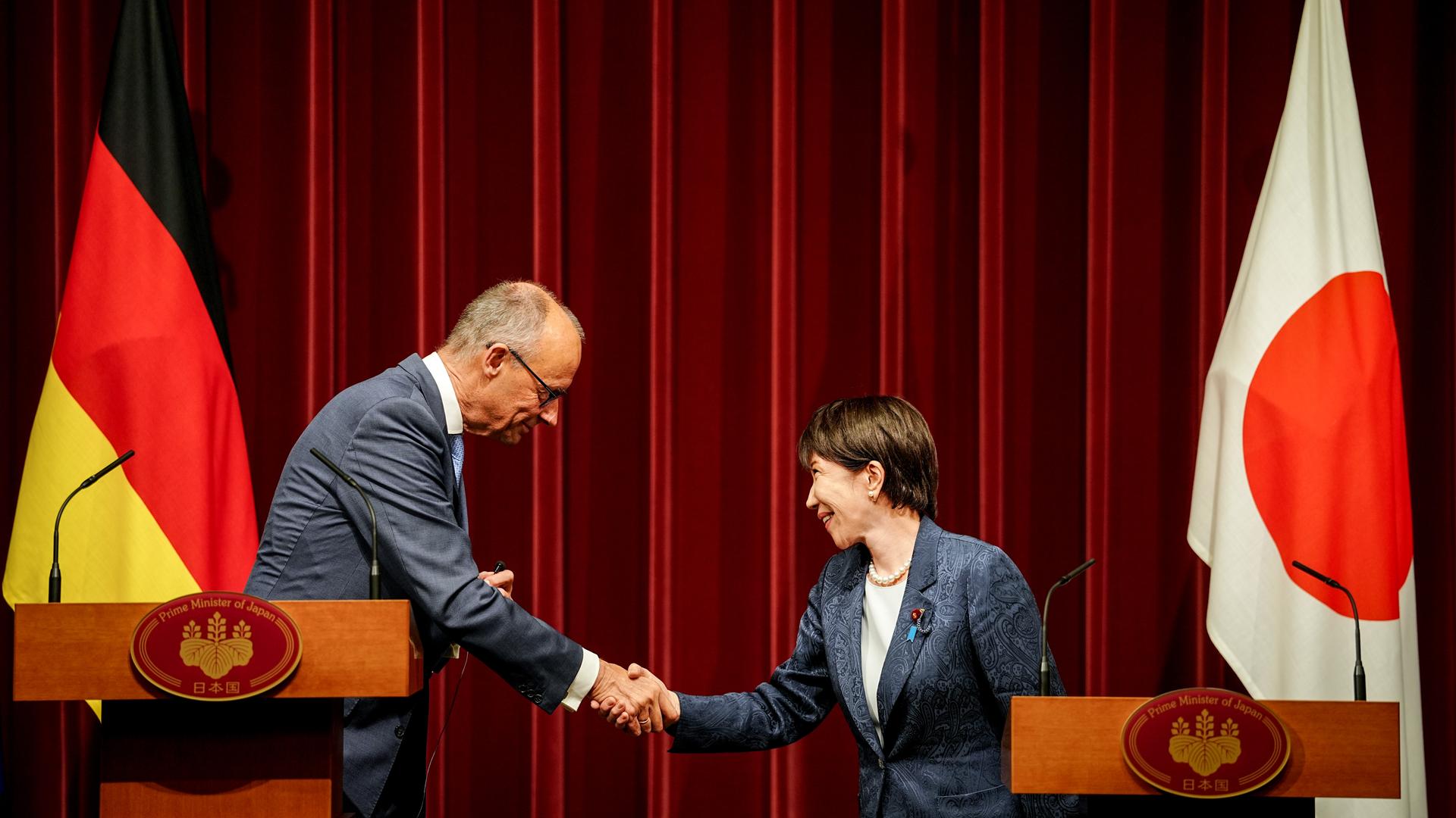 Bundeskanzler Friedrich Merz (CDU) und Sanae Takaichi, Ministerpräsidentin von Japan, geben eine Pressekonferenz und reichen sich die Hände.