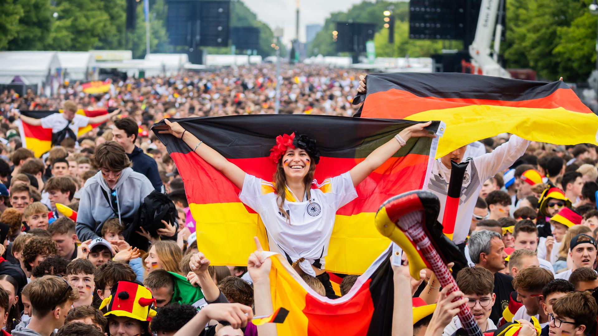Berlin: Fußball, UEFA Euro 2024, Deutschland  Ungarn, Vorrunde, Gruppe A, 2. Spieltag. Deutschland-Fans jubeln beim Public Viewing in der Fanzone am Brandenburger Tor.