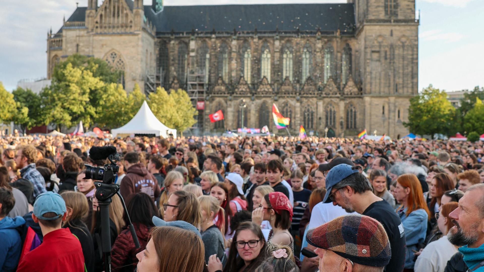 05.09.2026, Sachsen-Anhalt, Magdeburg: Tausende Gäste des Demokratiefestivals stehen auf dem Domplatz. Einen Tag vor der Landtagswahl findet hier ein Demokratiefestival des Bündnisses "Sachsen-Anhalt. Weltoffen" unter dem Motto "Vielfältig. Demokratisch. Solidarisch. - Wir haben die Wahl."