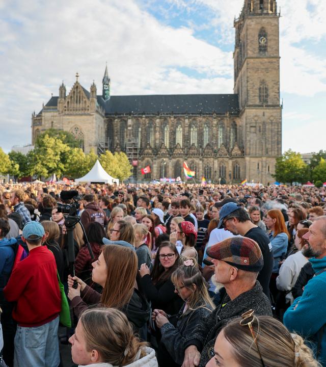 05.09.2026, Sachsen-Anhalt, Magdeburg: Tausende Gäste des Demokratiefestivals stehen auf dem Domplatz. Einen Tag vor der Landtagswahl findet hier ein Demokratiefestival des Bündnisses "Sachsen-Anhalt. Weltoffen" unter dem Motto "Vielfältig. Demokratisch. Solidarisch. - Wir haben die Wahl."