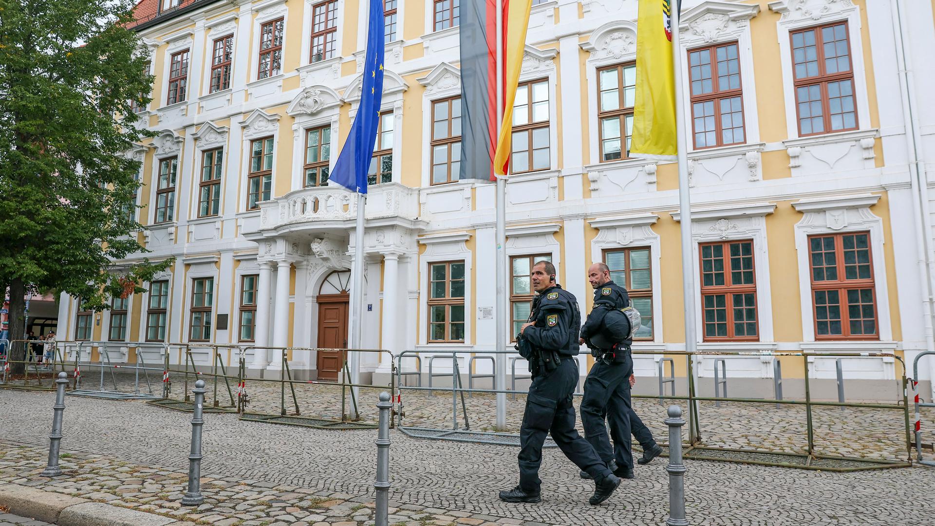 05.09.2026, Sachsen-Anhalt, Magdeburg: Polizisten gehen einen Tag vor der Landtagswahl am abgesicherten Landtag vorbei. Am 6. September wird in Sachsen-Anhalt ein neuer Landtag gewählt.