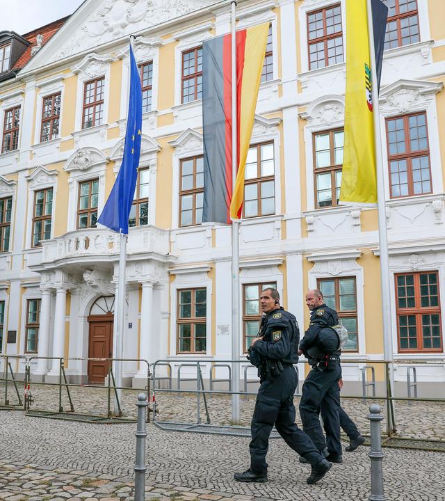 05.09.2026, Sachsen-Anhalt, Magdeburg: Polizisten gehen einen Tag vor der Landtagswahl am abgesicherten Landtag vorbei. Am 6. September wird in Sachsen-Anhalt ein neuer Landtag gewählt.
