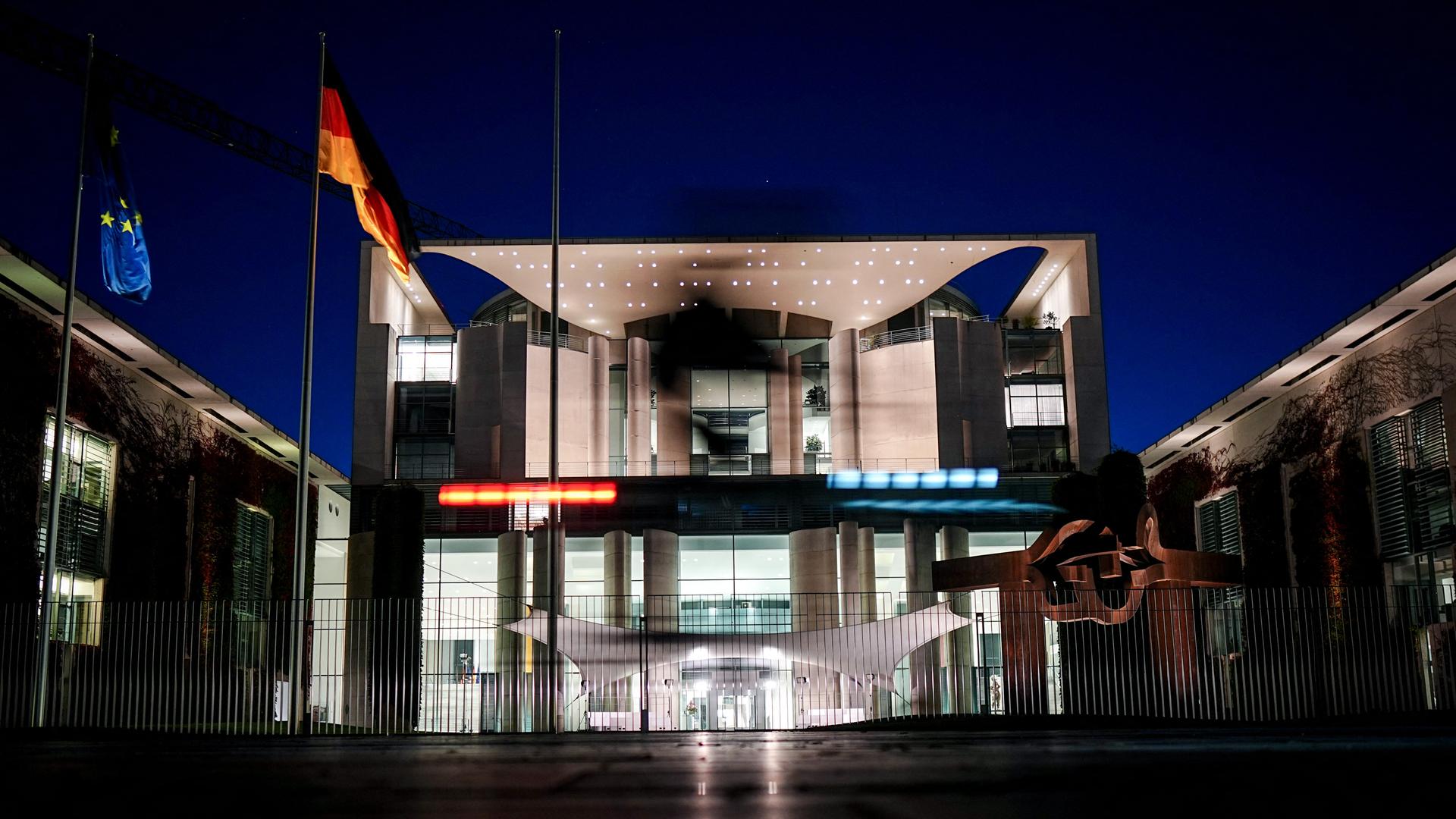 Berlin: Passanten kommen am Abend am Bundeskanzleramt vorbei. Hier findet der erste Koalitionsausschuss seit der Sommerpause statt. Zum ersten Mal seit den Reformbeschlüssen im Juli wollen sich die Spitzen von Union und SPD im Koalitionsausschuss treffen