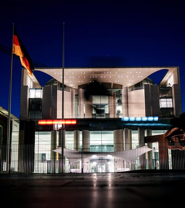 Berlin: Passanten kommen am Abend am Bundeskanzleramt vorbei. Hier findet der erste Koalitionsausschuss seit der Sommerpause statt. Zum ersten Mal seit den Reformbeschlüssen im Juli wollen sich die Spitzen von Union und SPD im Koalitionsausschuss treffen
