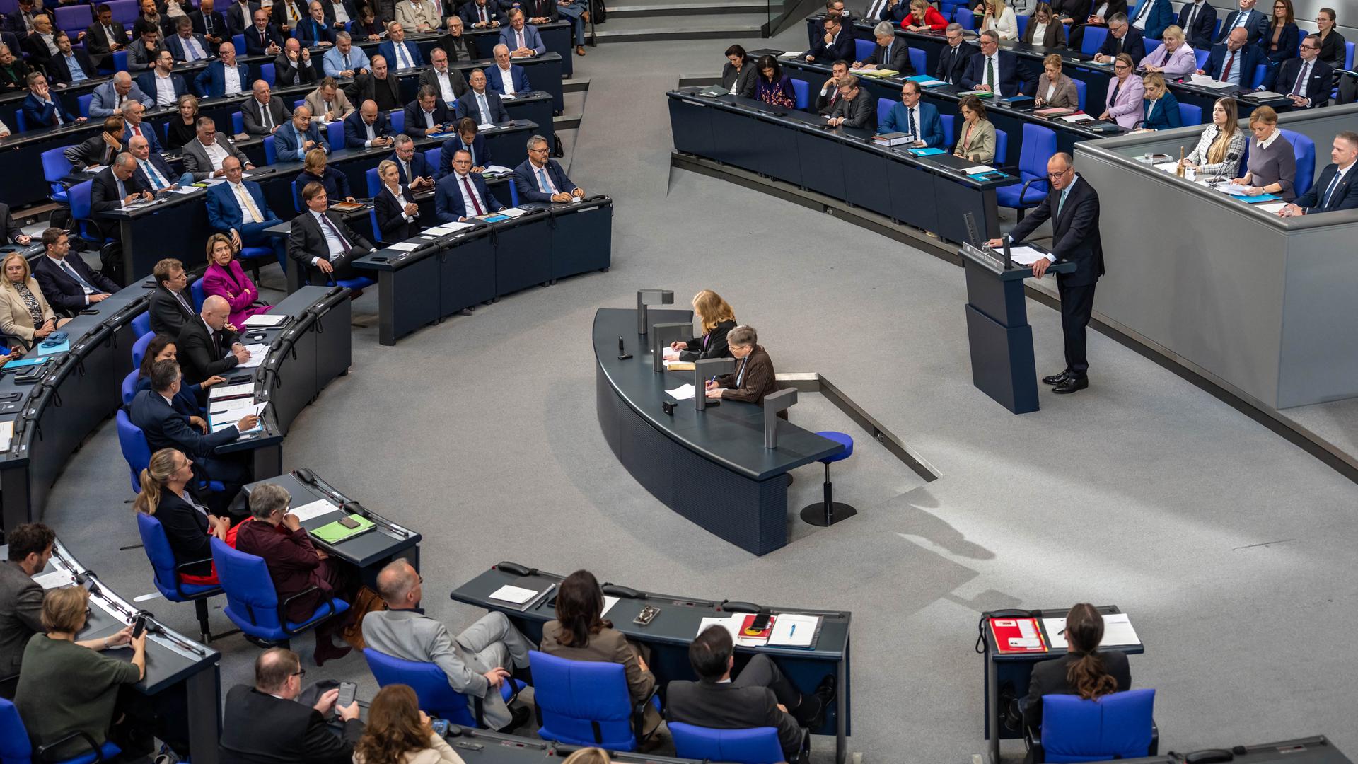 4.10.2026, Berlin: Bundeskanzler Friedrich Merz (CDU) spricht im Plenarsaal im Bundestag bei einer Regierungserklärung vor dem EU-Gipfel, dem Europäischen Rat.