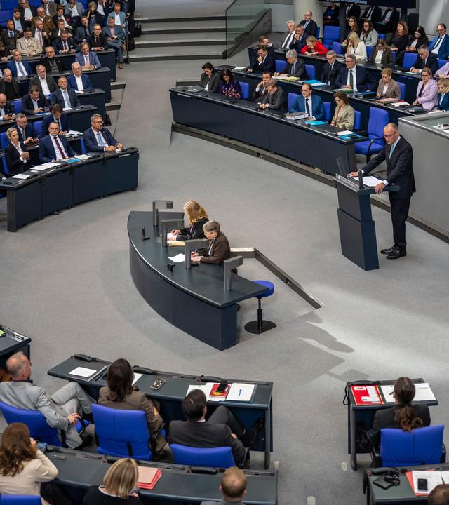 4.10.2026, Berlin: Bundeskanzler Friedrich Merz (CDU) spricht im Plenarsaal im Bundestag bei einer Regierungserklärung vor dem EU-Gipfel, dem Europäischen Rat.