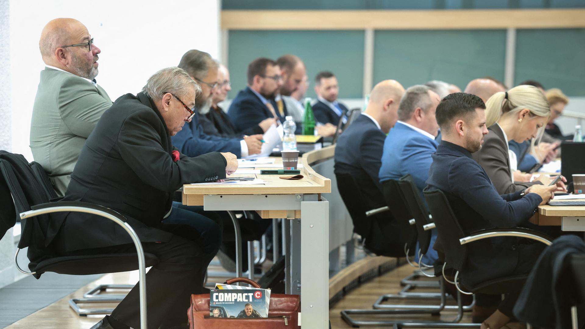 14.10.2026, Sachsen-Anhalt, Magdeburg: In der Tasche von Frank-Ronald Bischoff (AfD) steckt eine Ausgabe der rechtspopulistischen Monatszeitschrift Compact Magazin während der Sondersitzung des Landtags von Sachsen-Anhalt.