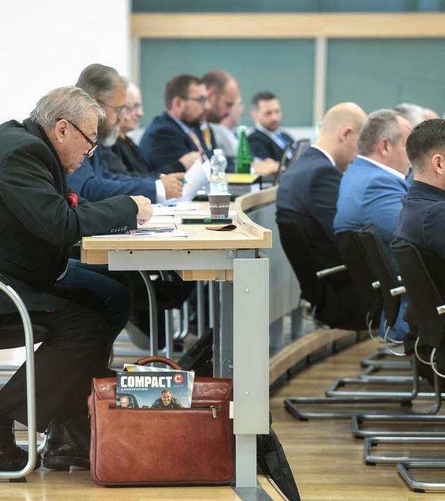 14.10.2026, Sachsen-Anhalt, Magdeburg: In der Tasche von Frank-Ronald Bischoff (AfD) steckt eine Ausgabe der rechtspopulistischen Monatszeitschrift Compact Magazin während der Sondersitzung des Landtags von Sachsen-Anhalt.
