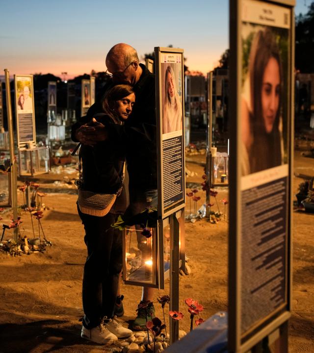 Benny und Maggy Solomon, die Eltern von Hila Solomon, die bei dem Hamas-Angriff auf Israel am 7. Oktober 2023 ums Leben kam, nehmen an einer Gedenkfeier zum dritten Jahrestag des Angriffs auf dem Gelände des Nova-Musikfestivals in der Nähe des Kibbuz Reim im Süden Israels teil.
