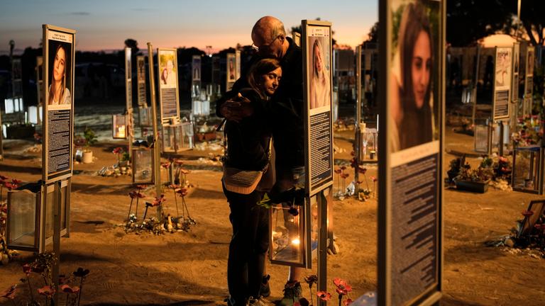 Benny und Maggy Solomon, die Eltern von Hila Solomon, die bei dem Hamas-Angriff auf Israel am 7. Oktober 2023 ums Leben kam, nehmen an einer Gedenkfeier zum dritten Jahrestag des Angriffs auf dem Gelände des Nova-Musikfestivals in der Nähe des Kibbuz Reim im Süden Israels teil.
