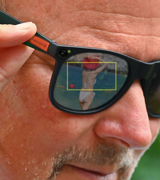Smartglasses fangen heimlich eine Frau im Bikini am Strand ein.
