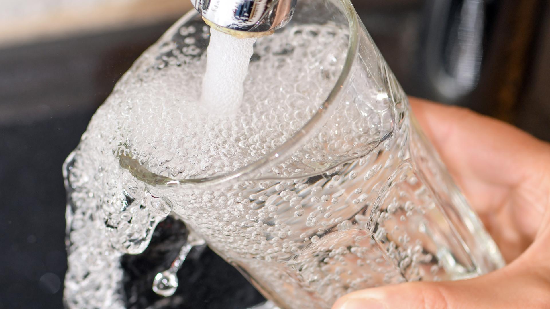 Ab 12. Januar 2026 gelten in Deutschland strengere Trinkwasserregeln. PFAS dürfen dann nur noch in geringeren Mengen im Wasser vorhanden sein. (Bild zeigt einen Wasserhahn aus dem Wasser läuft)