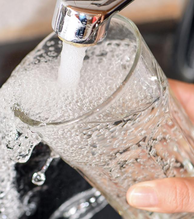 Ab 12. Januar 2026 gelten in Deutschland strengere Trinkwasserregeln. PFAS dürfen dann nur noch in geringeren Mengen im Wasser vorhanden sein. (Bild zeigt einen Wasserhahn aus dem Wasser läuft)