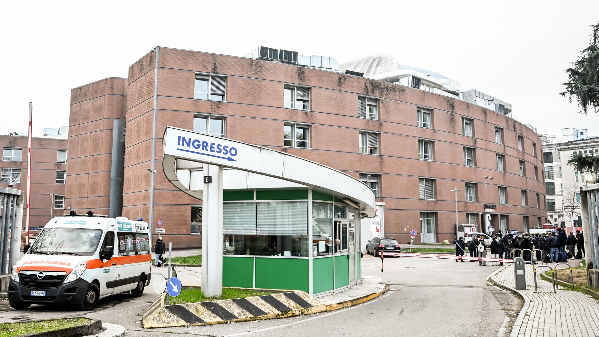 Crans‑Montana: Warum heute selbst extreme Verbrennungen überlebt werden können. (Bild: Krankenwagen vor einer Klinik)