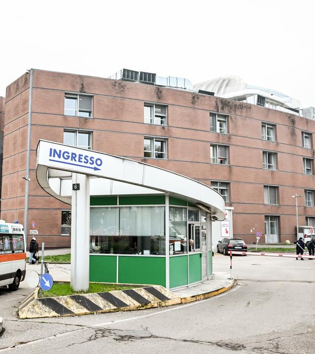 Crans‑Montana: Warum heute selbst extreme Verbrennungen überlebt werden können. (Bild: Krankenwagen vor einer Klinik)