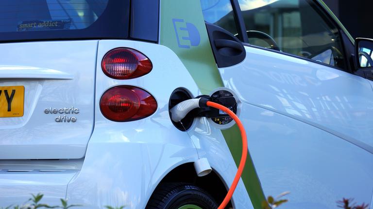 Social Leasing: Ab 2026 wird in Deutschland das Leasing von E-Autos für Haushalte mit kleinem Einkommen gefördert. ( Auf dem Bild ist ein E-Auto zusehen)