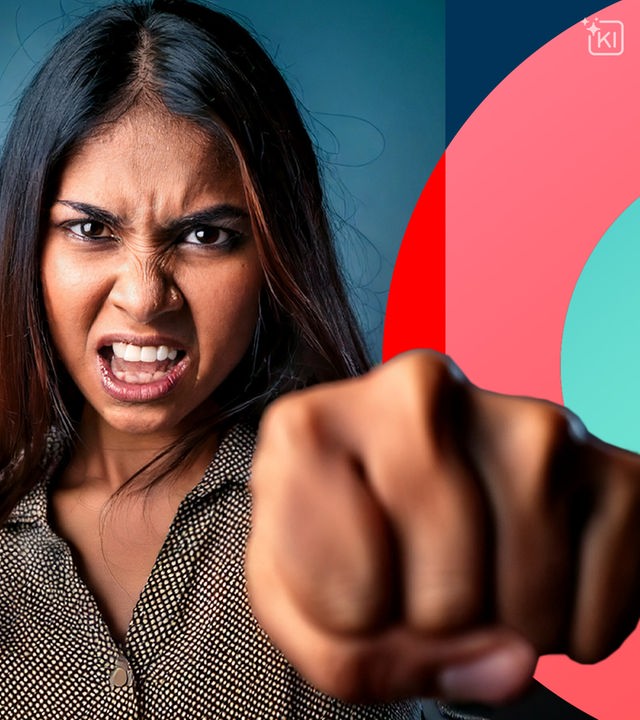 Eine junge Frau boxt mit geballter Faus und symbolisiert, wie Wut zur Kraft wird