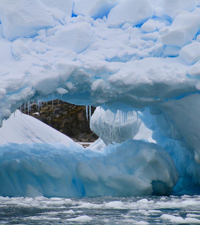 Gletscher schmelzen rasant – doch ihre Klimageschichte bleibt erhalten: Ein neues Antarktis-Archiv sammelt weltweit Eisproben. (Auf dem Bild ist ein Eisberg in der Antarkis zu sehen)