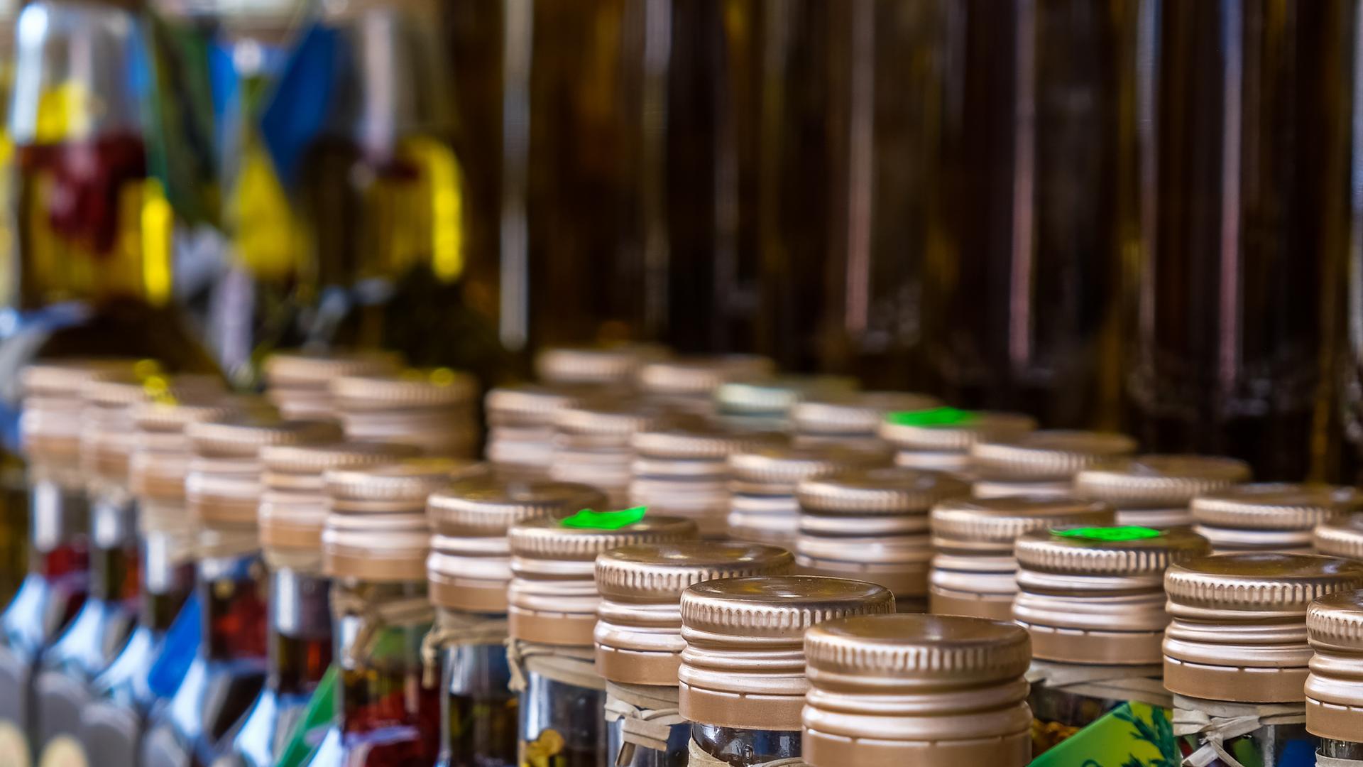 Olivenöl, Fisch, Honig - Was steckt wirklich drin? Neue Technik bringt Licht in den Lebensmittel-Dschungel. (Auf dem Bild sund Flaschen mit Olivenöl zu sehen)