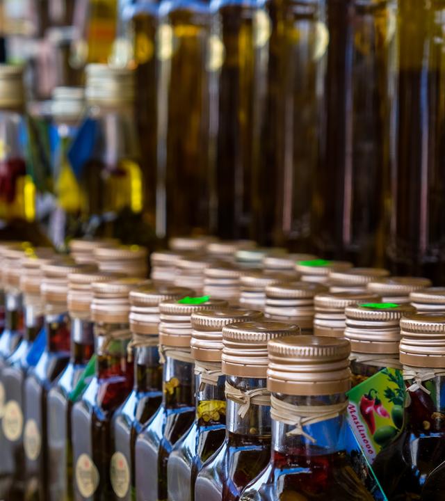 Olivenöl, Fisch, Honig - Was steckt wirklich drin? Neue Technik bringt Licht in den Lebensmittel-Dschungel. (Auf dem Bild sund Flaschen mit Olivenöl zu sehen)