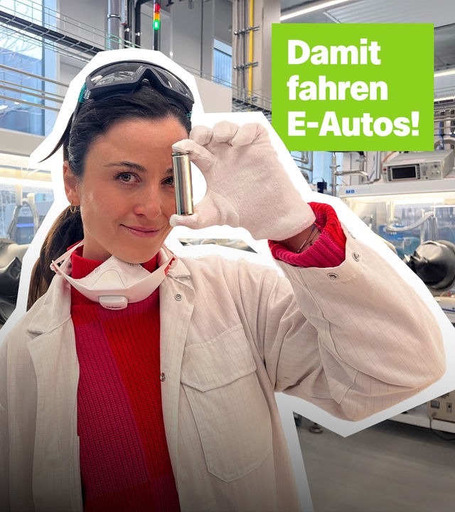 Reporterin Teresa hält eine Baterie in der Hand; Damit fahren E-Autos