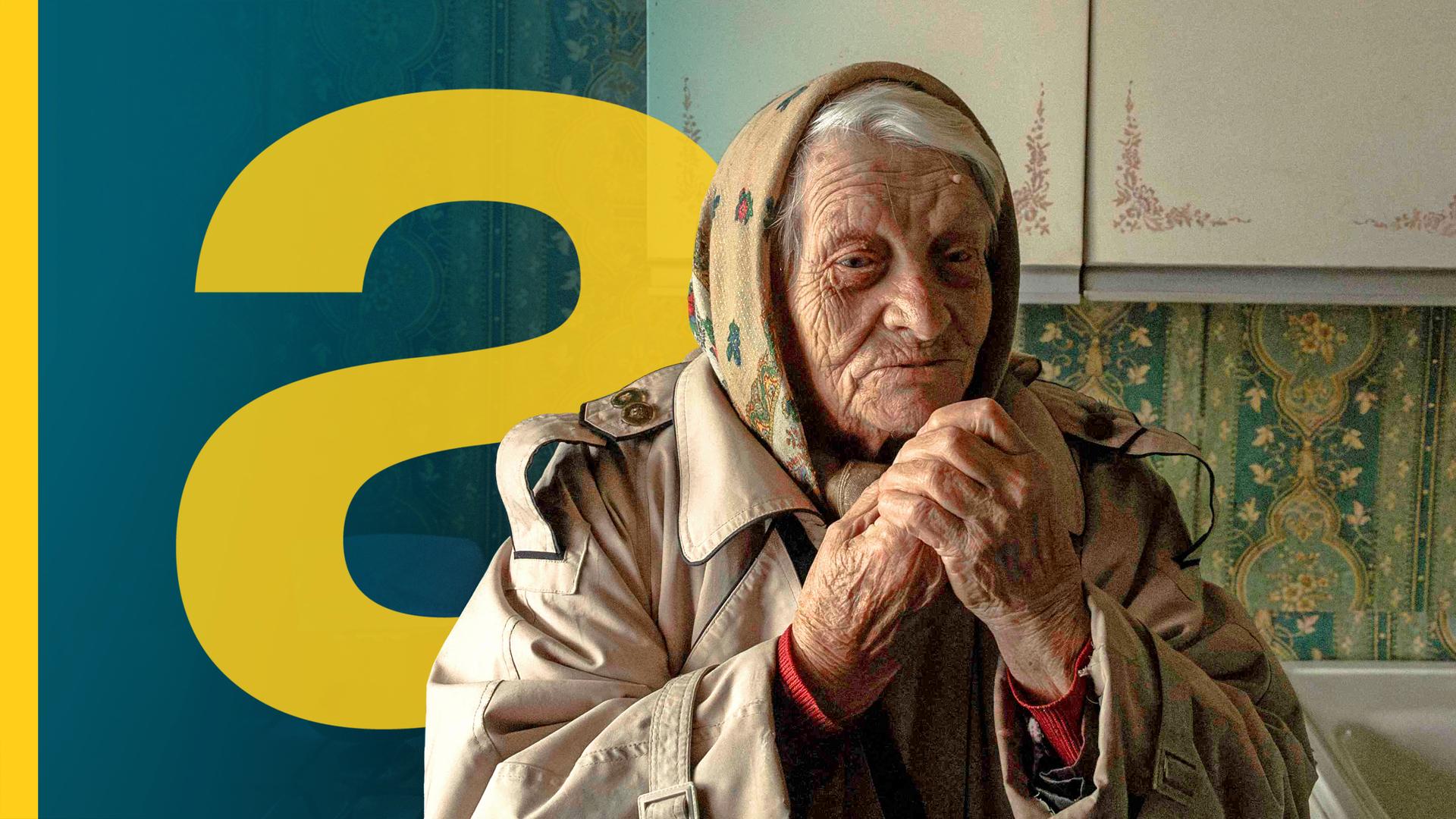 Die 89-jährige Rentnerin Yevheniia Yeremina steht in ihrer Küche.