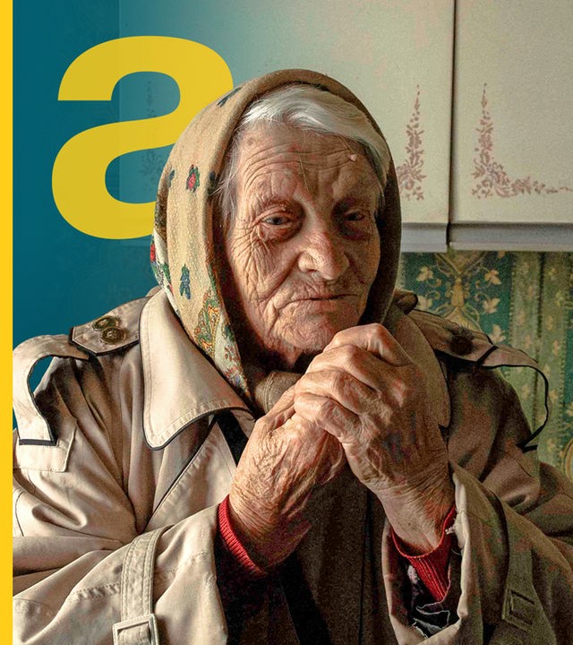 Die 89-jährige Rentnerin Yevheniia Yeremina steht in ihrer Küche.