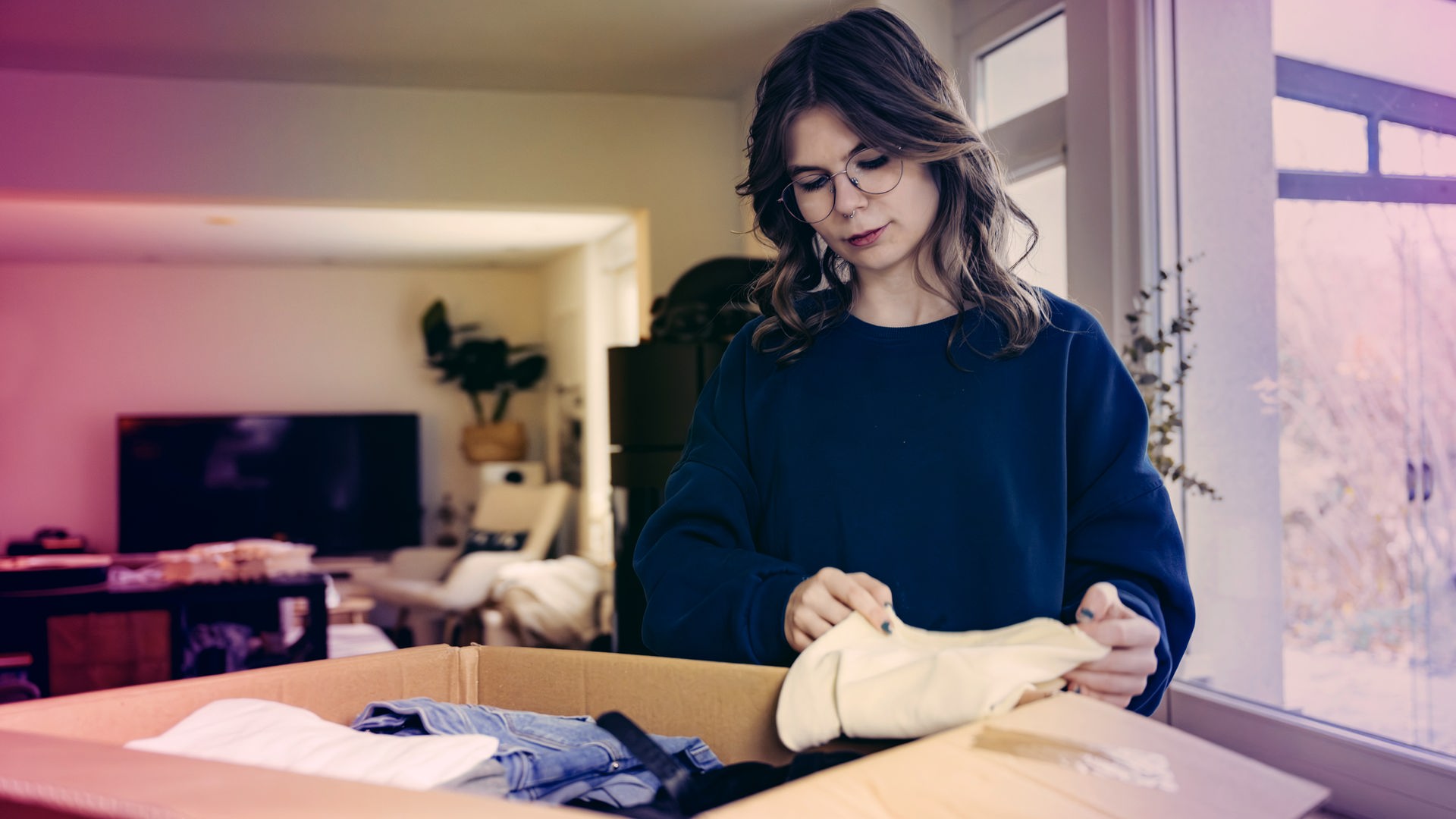 "37°Leben: Zu früh erwachsen": Iva, eine junge Frau, packt Klamotten in einen Umzugskarton.