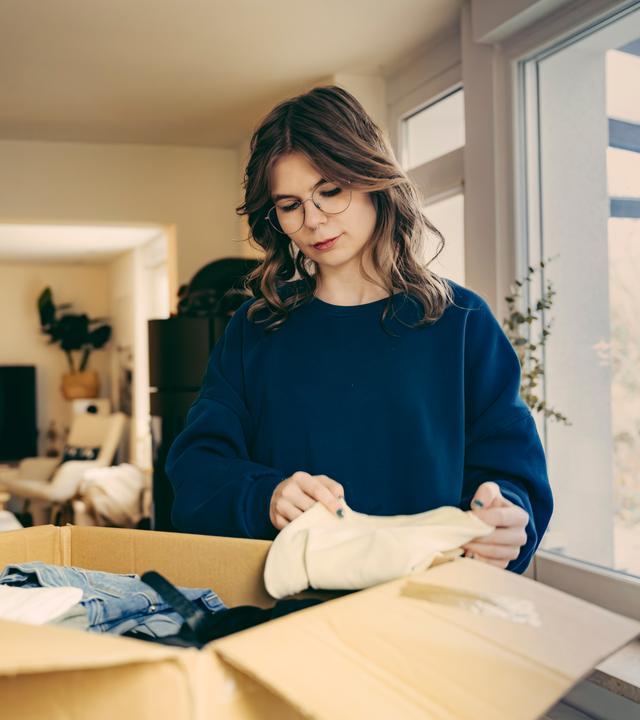 "37°Leben: Zu früh erwachsen": Iva, eine junge Frau, packt Klamotten in einen Umzugskarton.