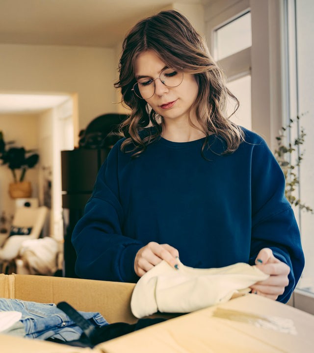 "37°Leben: Zu früh erwachsen": Iva, eine junge Frau, packt Klamotten in einen Umzugskarton.