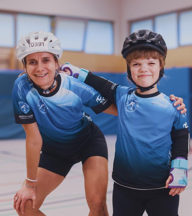 Michaela Egelseer-Heinz trainiert eine Inline-Speed-Skating Kindergruppe