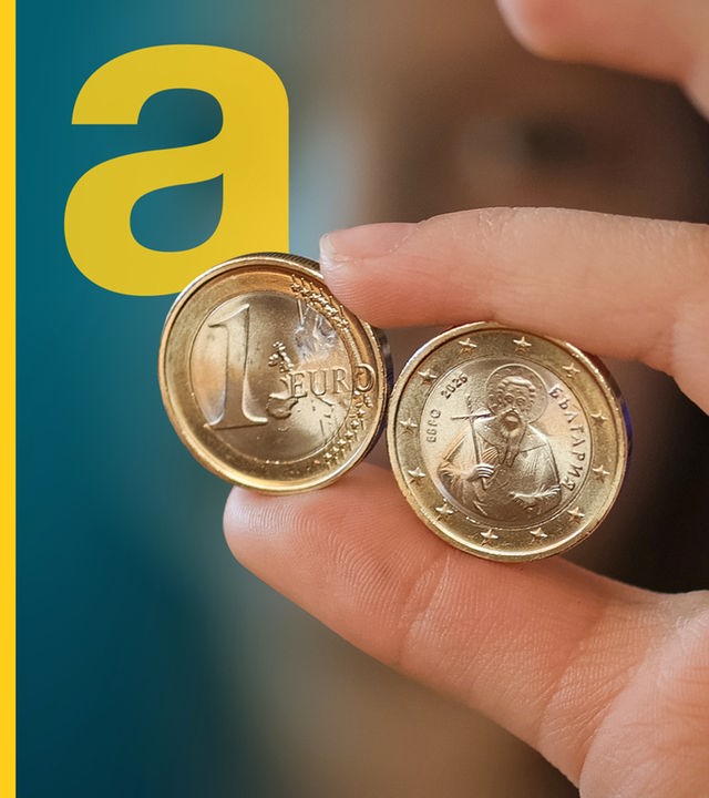 Ein Mädchen posiert in Sofia mit neuen Euro-Münzen mit bulgarischen Symbolen in der Hand.