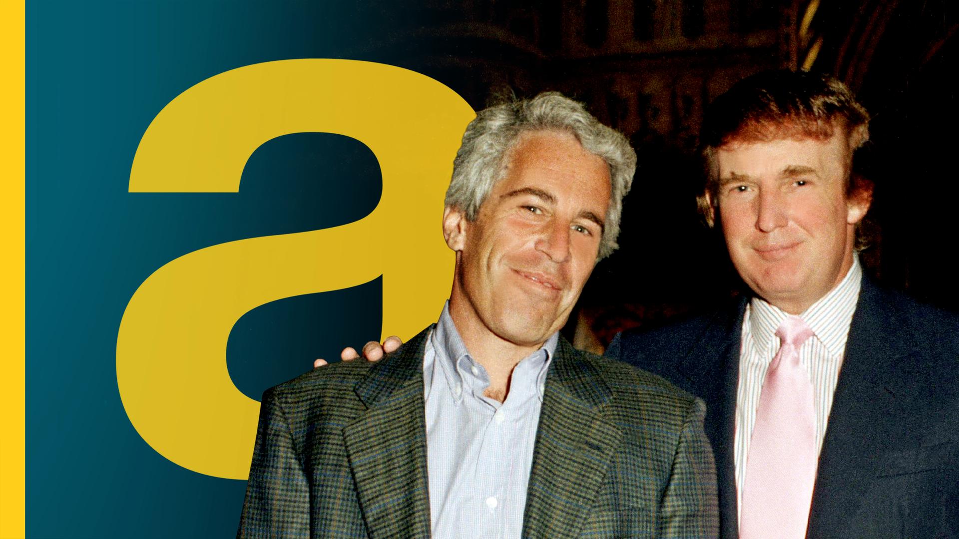 Epstein und Trump in Mar-A-Lago 1997, stehen nebeneinander und lächeln in die Kamera. Der Hintergrund ist sehr dunkel.