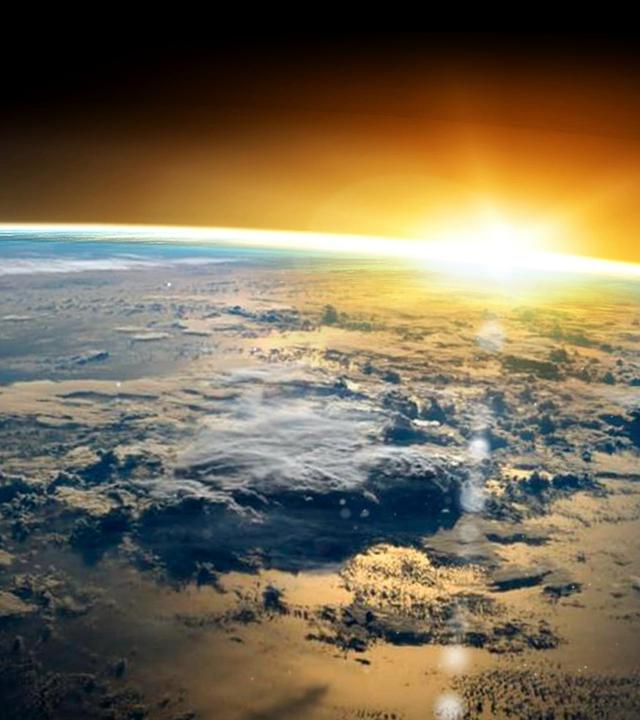 Der Erdorbit als neuer Standort für leistungsstarke KI-Rechenzentren im All. Tech_Konzerne wollen so den gigentischen Strombedarf stillen. (Bild: Darstellung des Orbits)