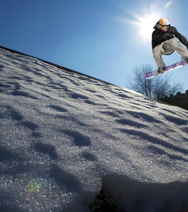KI macht Snowboard-Tricks messbar. Deutschlands Team trainiert Slopestyle und Halfpipe erstmals wissenschaftlich – und olympiatauglich. (Bild: Snowboarder beim Sprung)