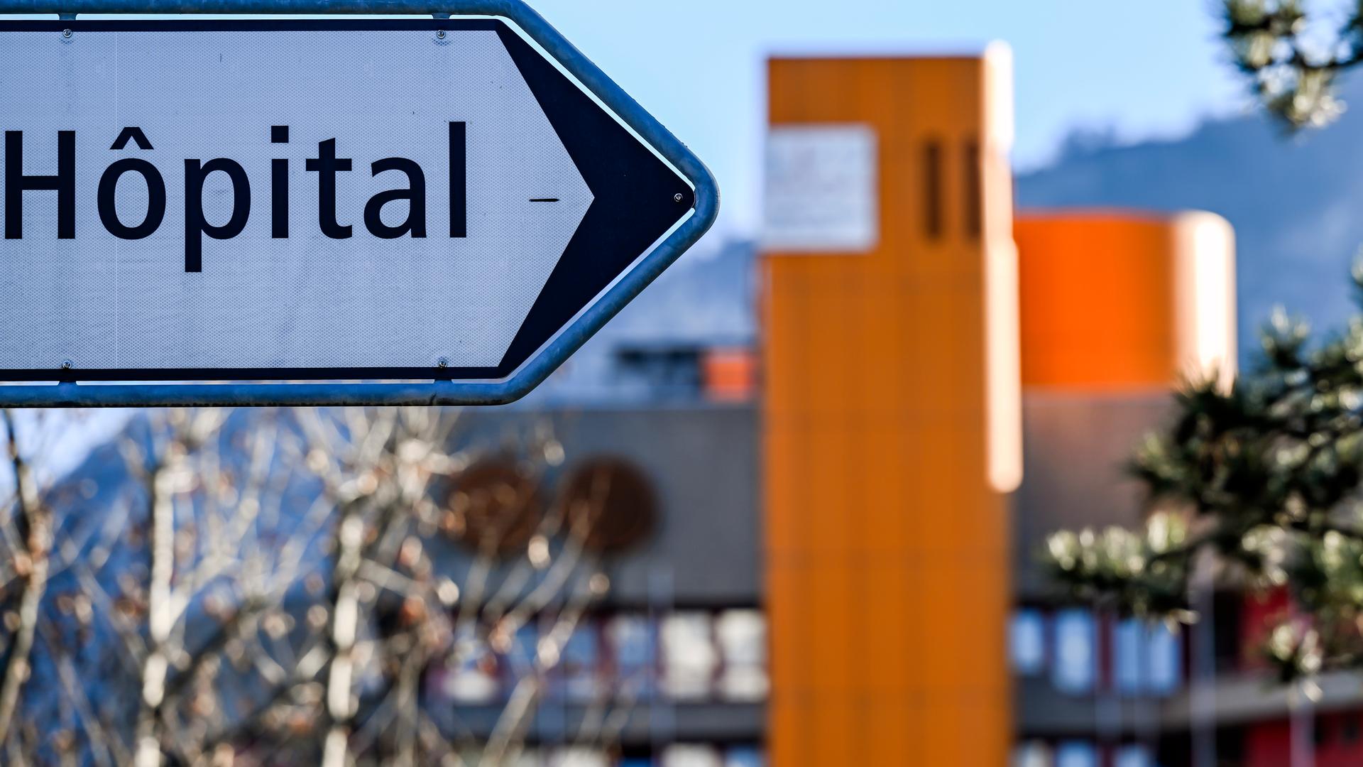 Sechs Wochen nach der Katastrophe kämpfen Opfer und Angehörige weiterhin mit den physischen und emotionalen Folgen.Brandkatastrophe ( Bild zeigt  Wegweiser zum Hospital)