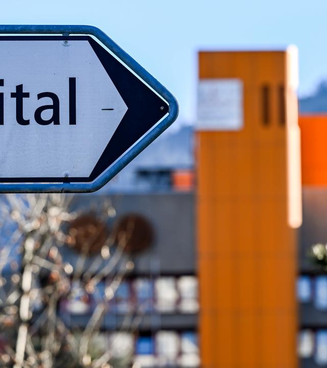 Sechs Wochen nach der Katastrophe kämpfen Opfer und Angehörige weiterhin mit den physischen und emotionalen Folgen.Brandkatastrophe ( Bild zeigt  Wegweiser zum Hospital)