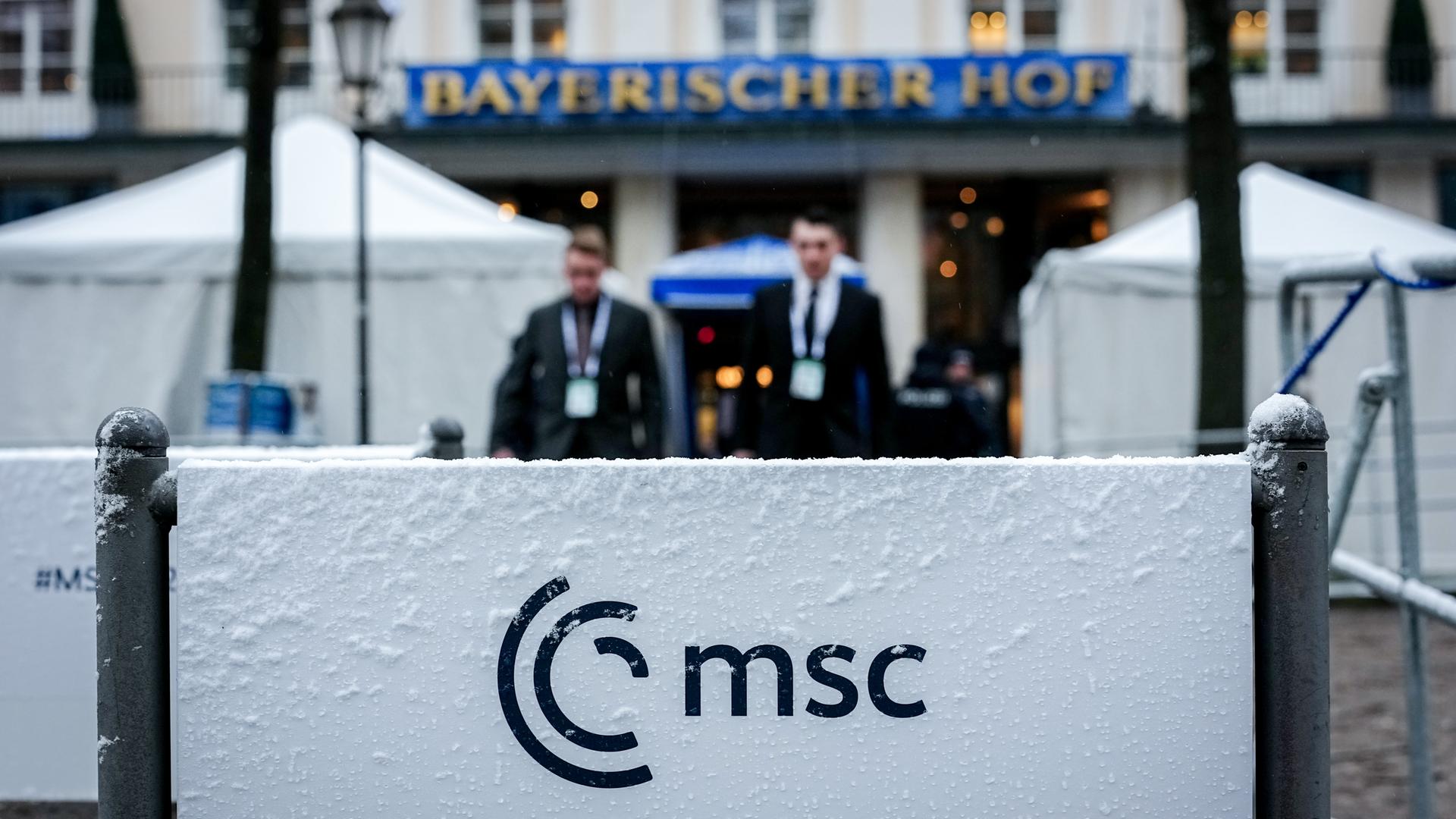 Wenn das Klima zur Gefahr wird: Neue Risiken für die globale Sicherheit. (Bild zeigt Szene der Münchner SIcherheitskonfernz- LoGo MSC im Vordergrund, dahinter verschwommen Bayerischer Hof)) 