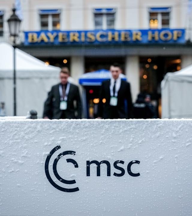 Wenn das Klima zur Gefahr wird: Neue Risiken für die globale Sicherheit. (Bild zeigt Szene der Münchner SIcherheitskonfernz- LoGo MSC im Vordergrund, dahinter verschwommen Bayerischer Hof)) 