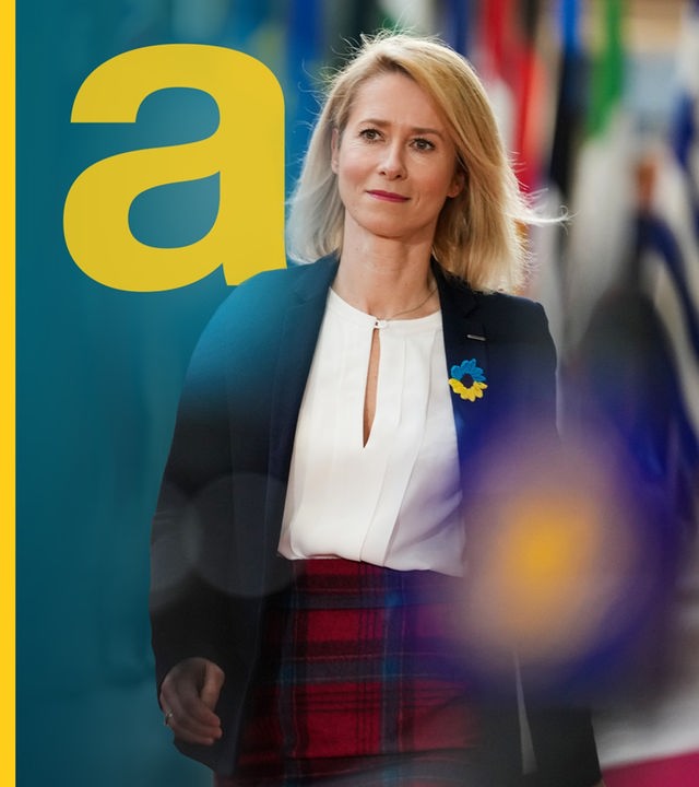Die Leiterin der Außenpolitik der Europäischen Union, Kaja Kallas, kommt zu einem Treffen der EU-Außenminister im Gebäude des Europäischen Rates in Brüssel, Montag, 23. Februar 2026. Im Hintergrund sind viele Flaggen aufgestellt.