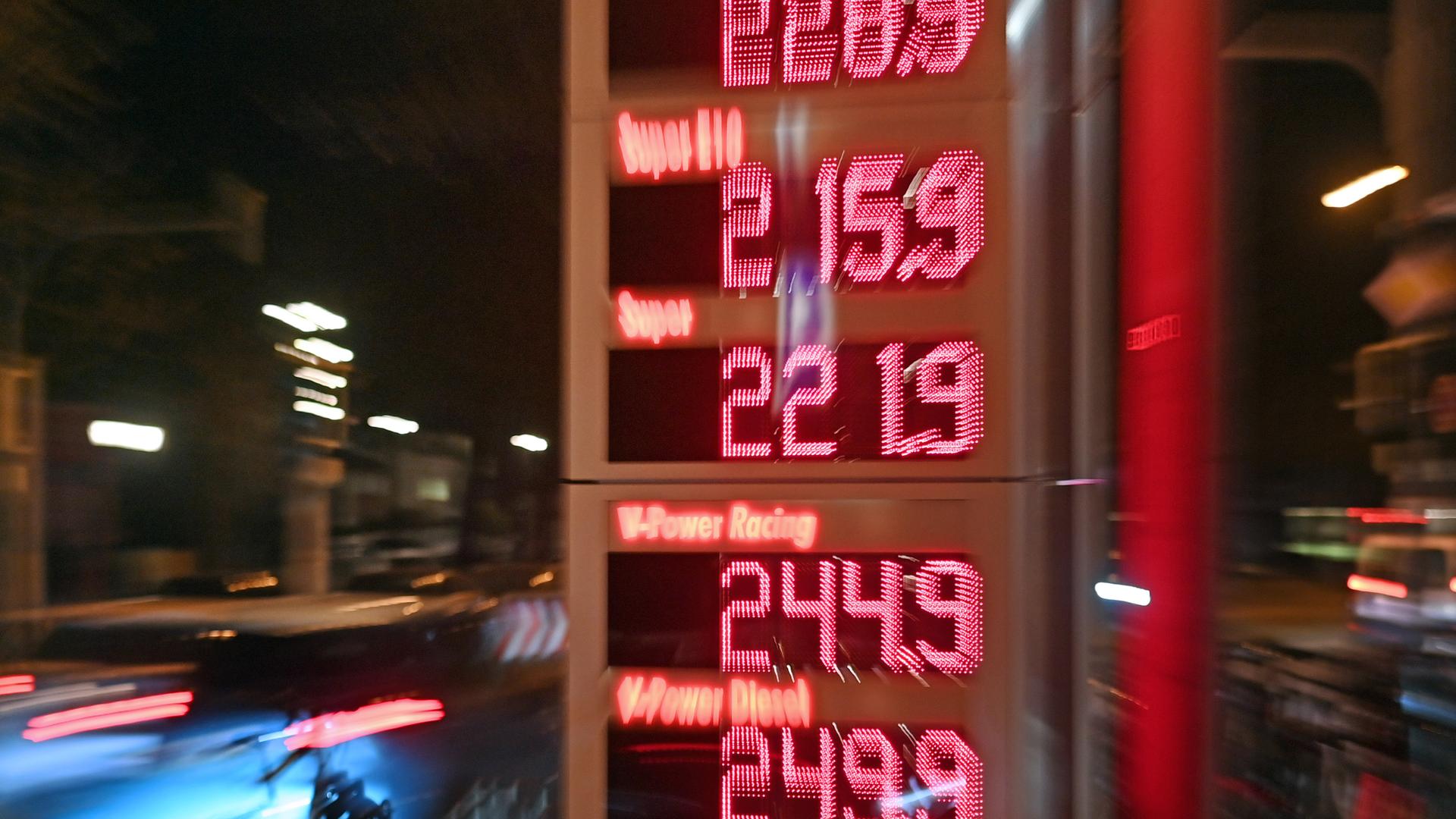 Iran-Konflikt: 20 Prozent der weltweiten Öllieferungen stecken fest, während die Preise für Gas und Rohöl massiv steigen. (BIld zeigt leuchtende Tafel mit Spritpreisen bei Nacht)