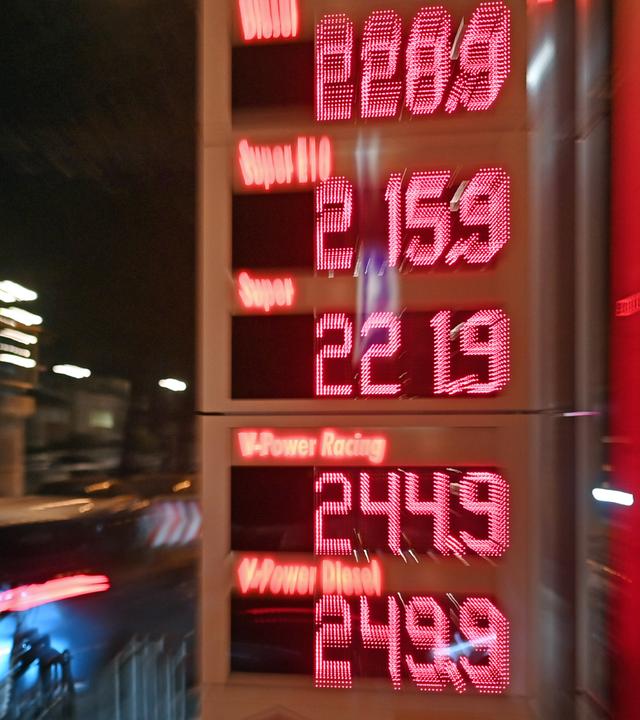 Iran-Konflikt: 20 Prozent der weltweiten Öllieferungen stecken fest, während die Preise für Gas und Rohöl massiv steigen. (BIld zeigt leuchtende Tafel mit Spritpreisen bei Nacht)