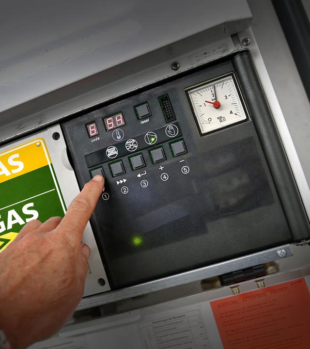 Die Regierung will das Heizungsgesetz erneut ändern: Gas- und Ölheizungen bleiben erlaubt, Wärmepumpen verlieren Vorrang. Ab 2029 soll eine Grüngasquote gelten. (Auf dem Bild zu sehen: Gasheizung mit Erdgas-/Biogas-Kennzeichnung)