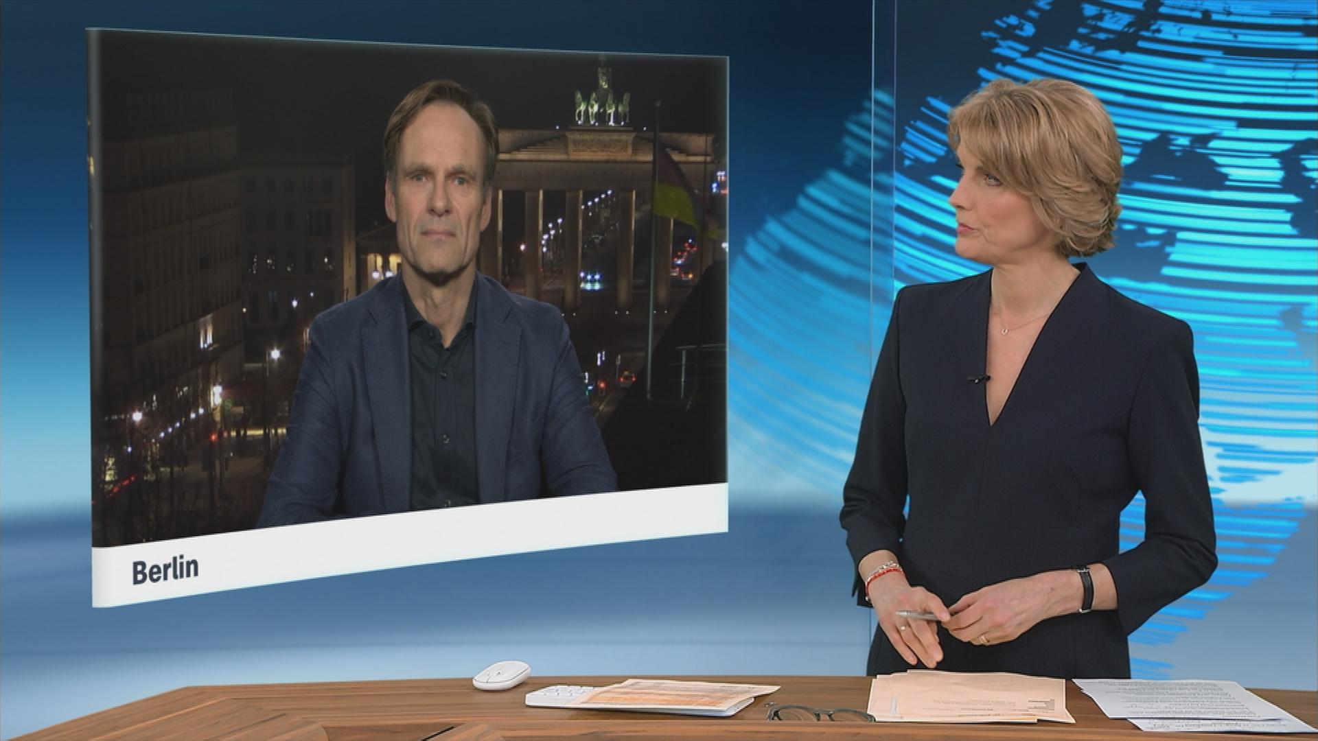 Schaltgespräch zwischen der Moderatorin Marietta Slomka und dem Hauptstadtkorrespondent Wulf Schmiese 