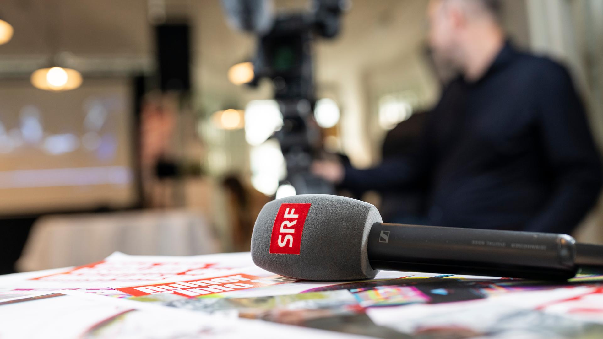 Mikrofon mit Aufschrift SRF