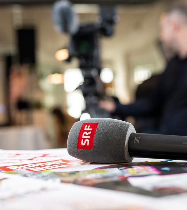 Mikrofon mit Aufschrift SRF