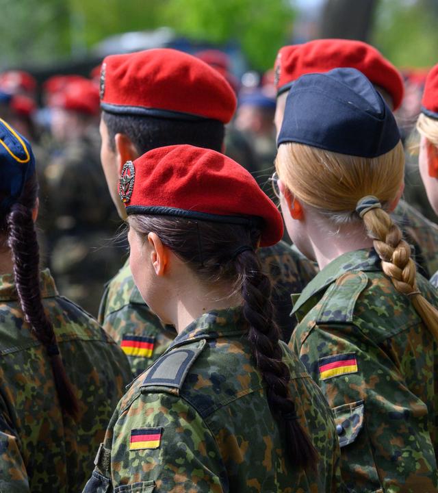 Soldat:innen bei Gelöbnis