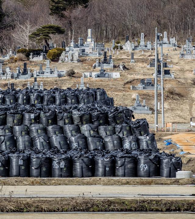 Fukushima: Große Haufen radioaktiv kontaminierter Erde in Säcken auf einem Sammelplatz
